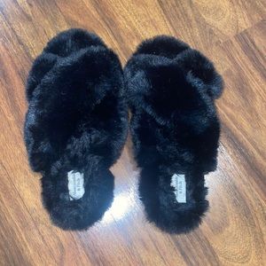 Black slippers